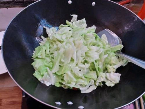 Xào bắp cải thêm một muỗng này vào rau giòn ngon như nhà hàng ai cũng kinh ngạc - 2