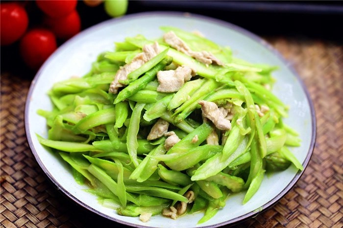 Xào măng tây đừng vội cho ngay vào nồi thêm bước này món ăn vừa xanh giòn lại tuyệt ngon - 5