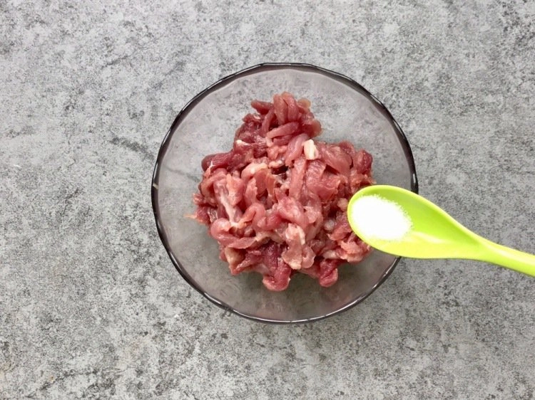 Xào thịt thăn lợn thường bị dai khô thêm bước nhỏ này thịt mềm hơn cả sự mong đợi - 2