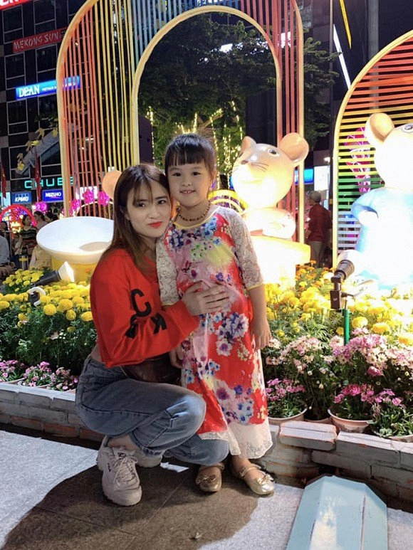 3 năm làm mẹ đơn thân sang singapore kiếm sống em gái công vinh về thăm con gái dịp tết - 2