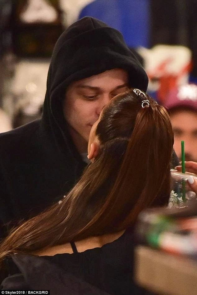 Ariana grande ngọt ngào khóa môi người yêu giữa phố - 3