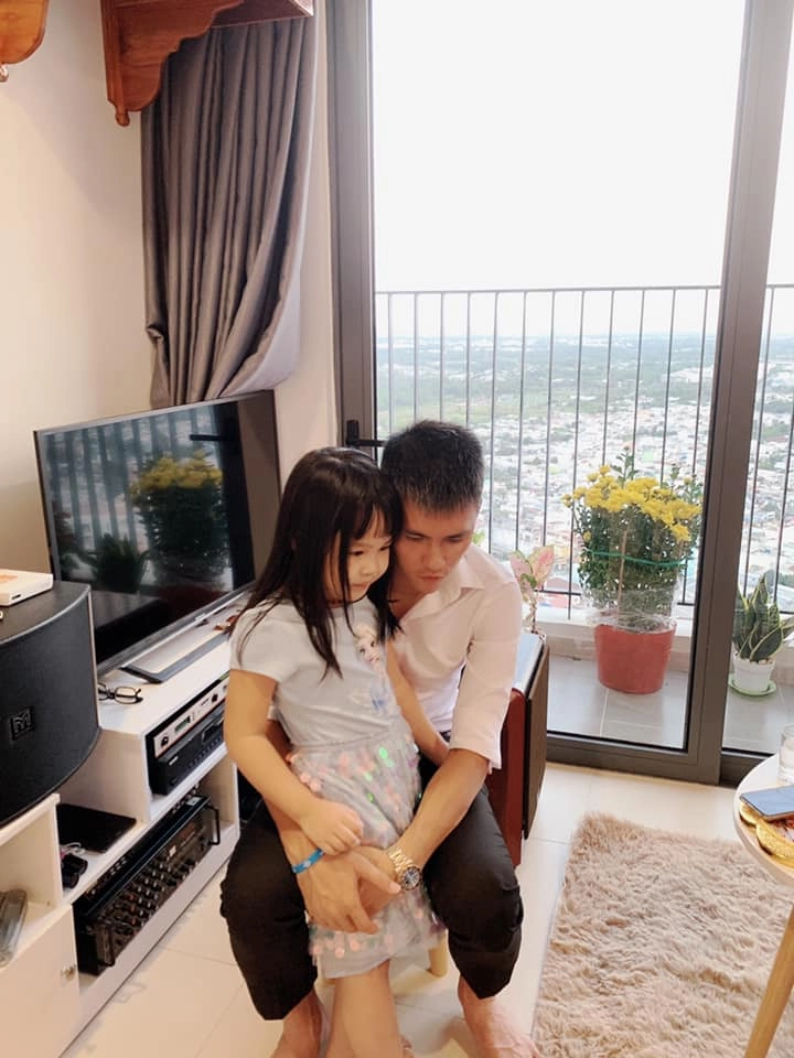 Công vinh hạnh phúc bên vợ đảm em gái lại cảnh mẹ đơn thân gửi con sang singapore kiếm sống - 6