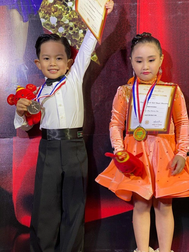 Con trai 4 tuổi dành hcb nhảy dancesport khánh thi tiết lộ lý do không dám nhìn con thi - 1