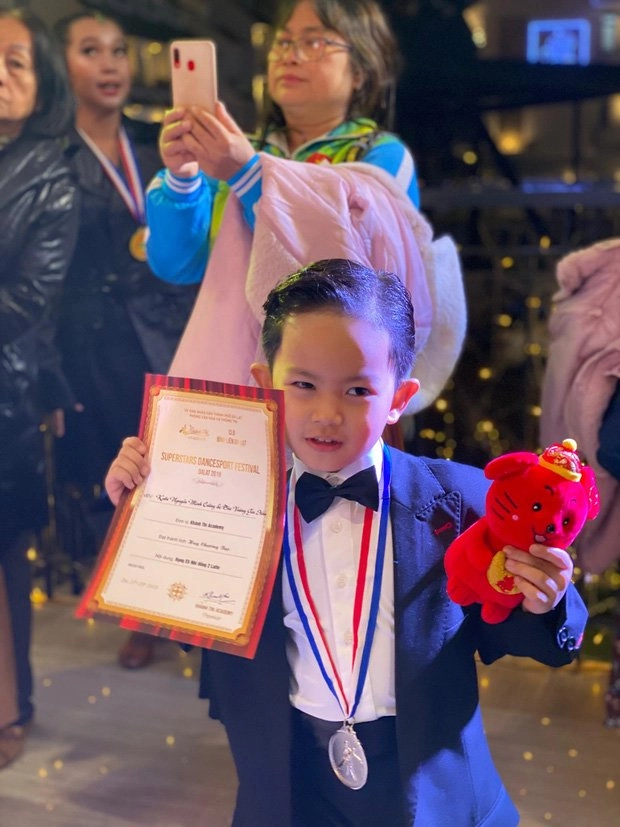 Con trai 4 tuổi dành hcb nhảy dancesport khánh thi tiết lộ lý do không dám nhìn con thi - 2