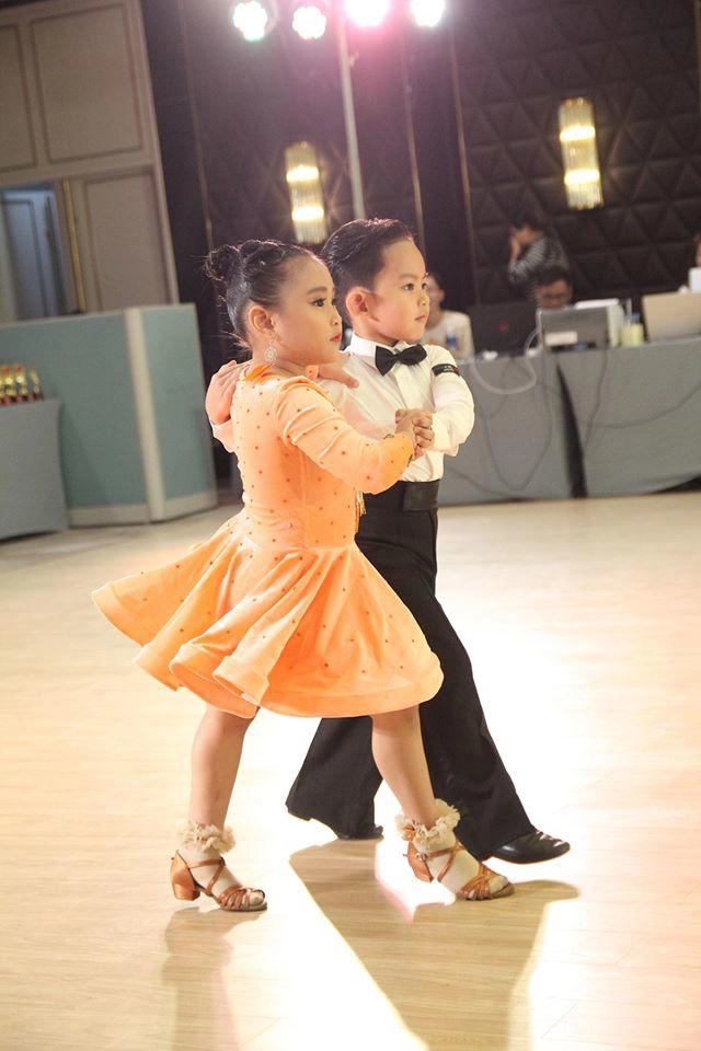 Con trai 4 tuổi dành hcb nhảy dancesport khánh thi tiết lộ lý do không dám nhìn con thi - 3