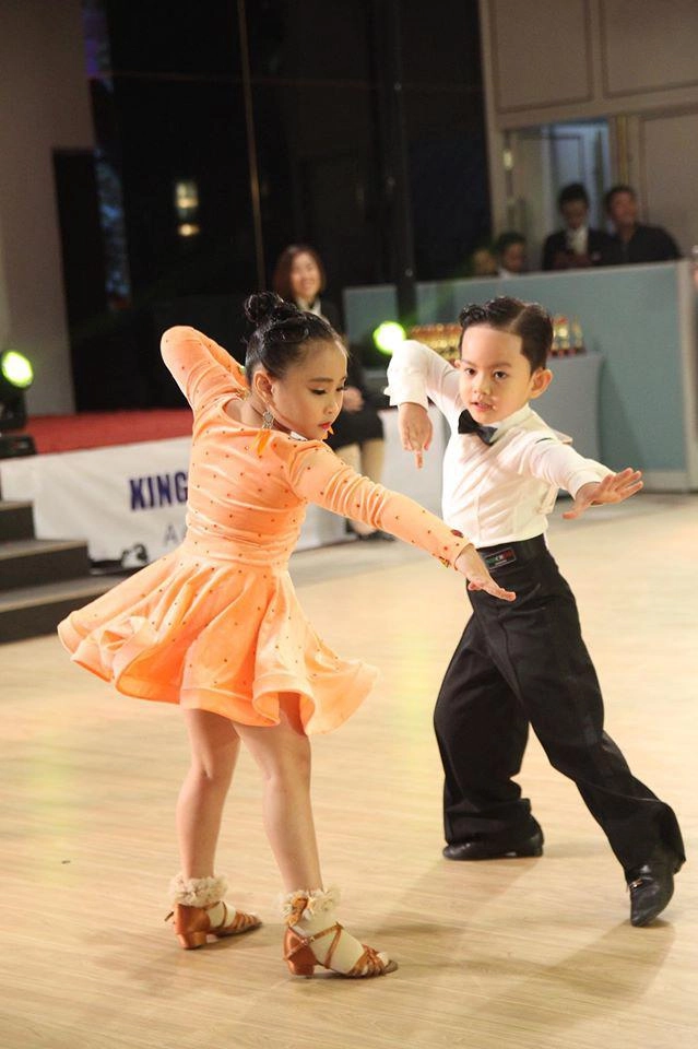 Con trai 4 tuổi dành hcb nhảy dancesport khánh thi tiết lộ lý do không dám nhìn con thi - 4