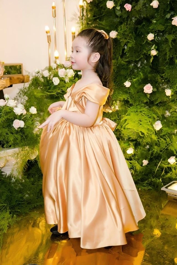 Elly trần đẹp gợi cảm với sắc vàng trong tiệc sinh nhật 4 tuổi của con gái cadie mộc trà - 3
