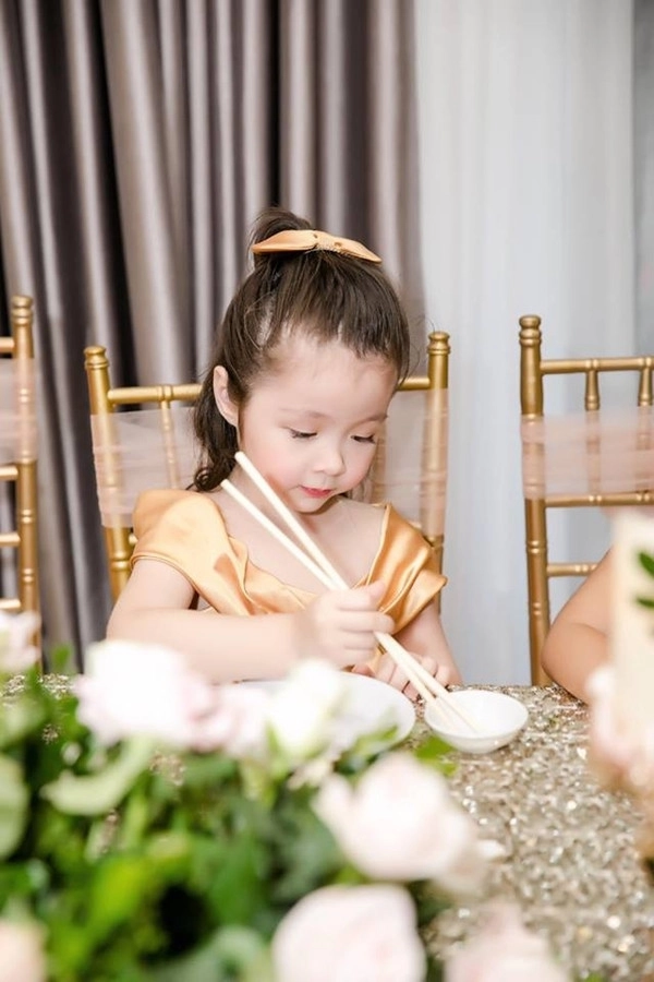 Elly trần đẹp gợi cảm với sắc vàng trong tiệc sinh nhật 4 tuổi của con gái cadie mộc trà - 6