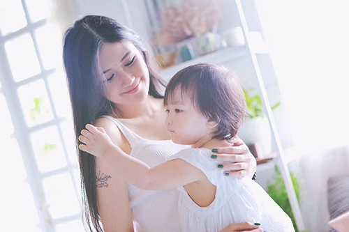 Hotgirl 9x làm single mom là phụ nữ hãy nghĩ thoáng lên - 1