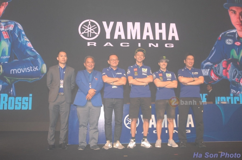 Khán giả việt đã có cơ hội giao lưu với hai tay đua của đội đua movistar yamaha motogp 2017 - 2