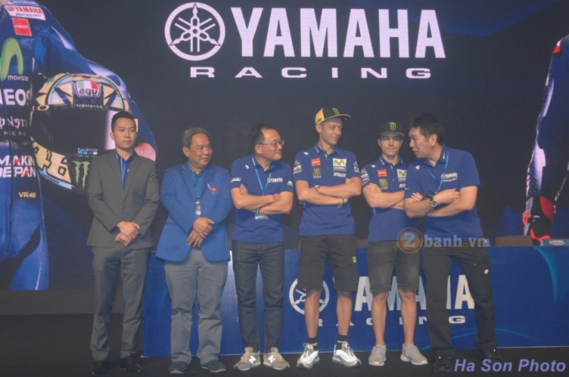 Khán giả việt đã có cơ hội giao lưu với hai tay đua của đội đua movistar yamaha motogp 2017 - 3
