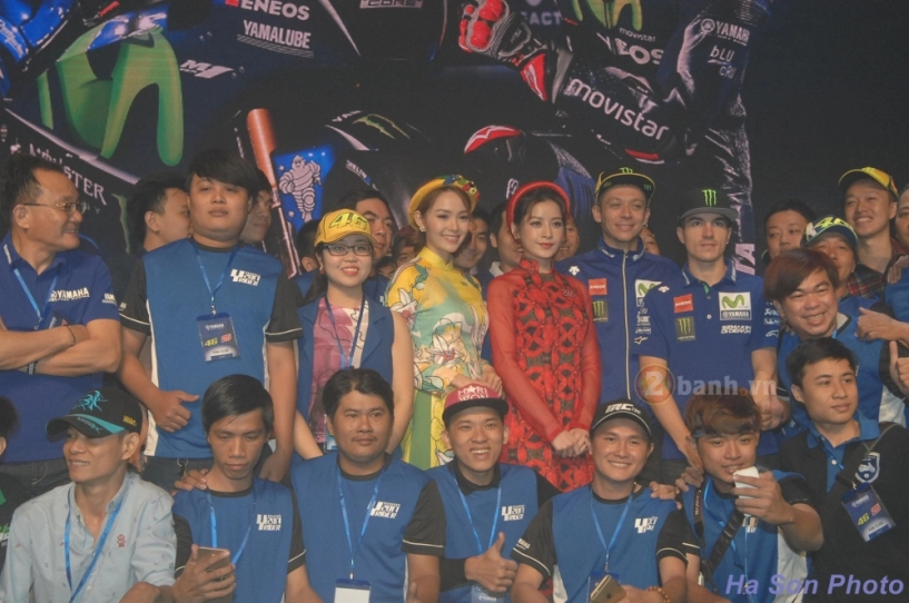 Khán giả việt đã có cơ hội giao lưu với hai tay đua của đội đua movistar yamaha motogp 2017 - 5