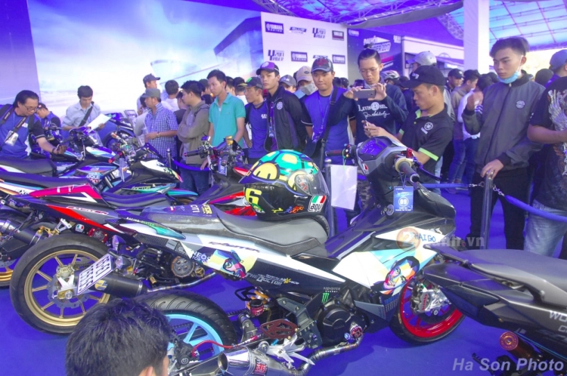 Khán giả việt đã có cơ hội giao lưu với hai tay đua của đội đua movistar yamaha motogp 2017 - 12
