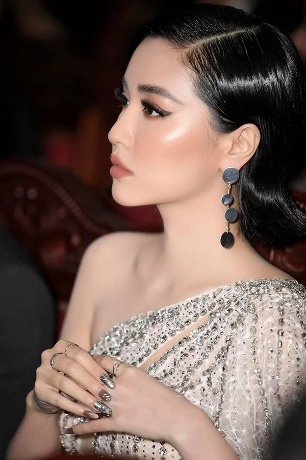 Khoe hình với lông mày sậm hàng mi dài cong vút thánh đu đưa bích phương khiến fans giật mình - 4