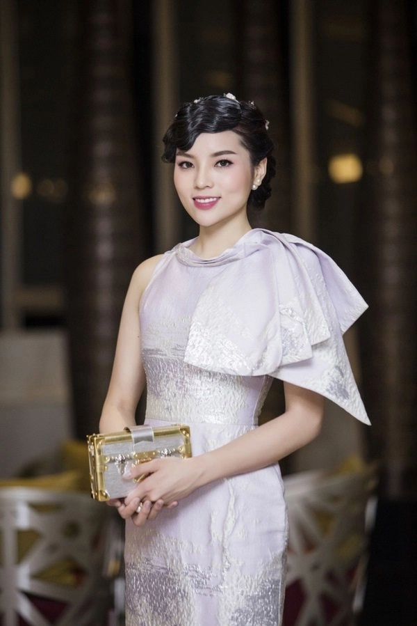 Nhìn lại hình cũ của kỳ duyên mới thấy nhan sắc nàng hậu năm 2019 thay đổi nhiều quá - 7