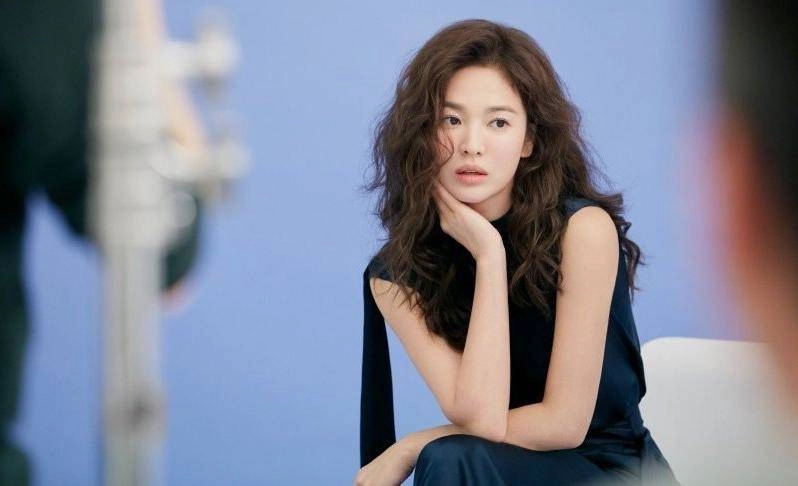 nối gót song hye kyo nhã phương đổi kiểu tóc xoăn xù bà thím hòng cạnh tranh nhan sắc - 9