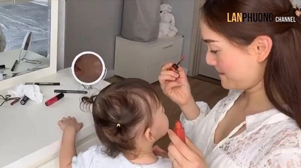 phục sát đất sự khéo léo của lan phương vừa chăm con vừa make up cực tài tình - 9