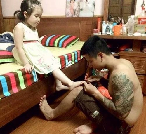 Sự thật bức ảnh ông bố soái ca quỳ gối rửa chân cho con gái được săn lùng - 8