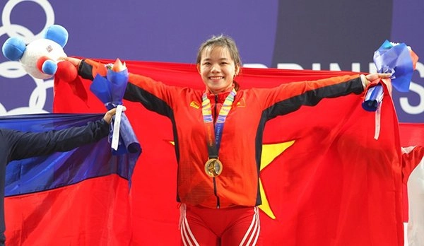 Vđv nữ đạt huy chương vàng môn cử tạ sea games 30 gây sốt vì vẻ ngoài xinh như mộng - 1