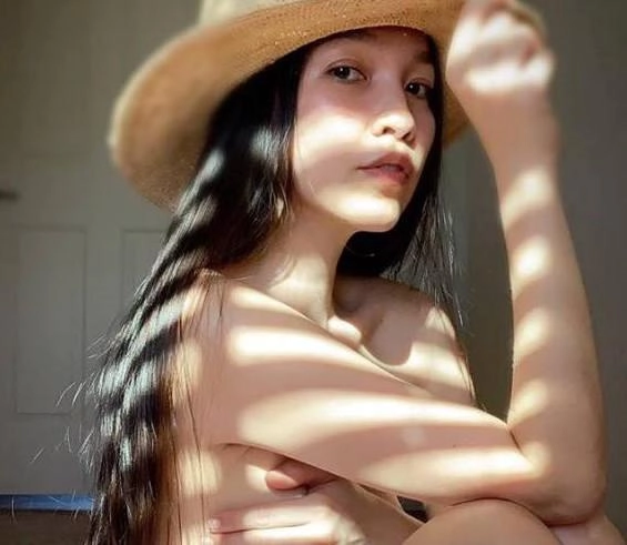 18 năm làm mẹ đơn thân nữ ca sĩ này vẫn tươi trẻ khoe ảnh nude gây sốt dân mạng - 2