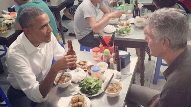 Ảnh bàn ông obama ăn bún chả lồng kính lên báo tây - 1