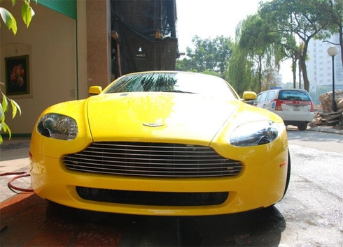  aston martin v8 vantage màu vàng về hà nội - 1