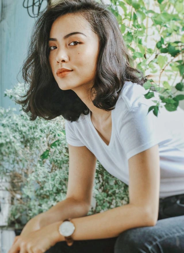 Bằng cách này em gái sinh đôi hà tăng có rãnh bụng ăn đứt vòng eo 56 của ngọc trinh - 1