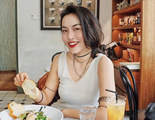 Bằng cách này em gái sinh đôi hà tăng có rãnh bụng ăn đứt vòng eo 56 của ngọc trinh - 8