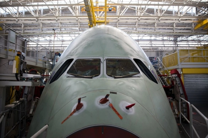 Bên trong xưởng lắp ráp khổng lồ của airbus rộng 185 mẫu đủ sức chứa cùng lúc 8 máy bay a380 - 1