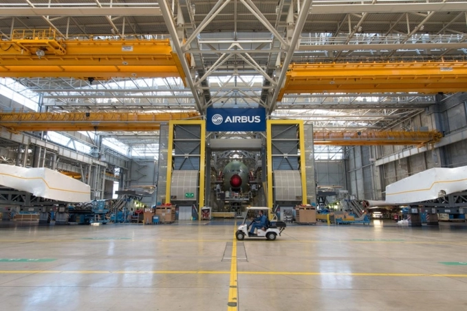 Bên trong xưởng lắp ráp khổng lồ của airbus rộng 185 mẫu đủ sức chứa cùng lúc 8 máy bay a380 - 2