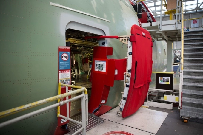 Bên trong xưởng lắp ráp khổng lồ của airbus rộng 185 mẫu đủ sức chứa cùng lúc 8 máy bay a380 - 8