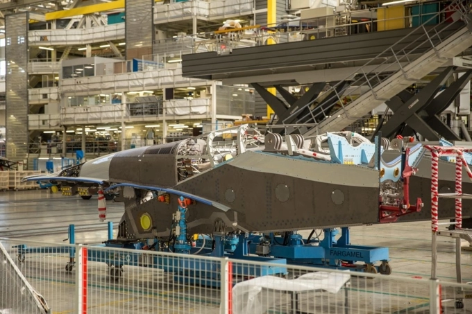 Bên trong xưởng lắp ráp khổng lồ của airbus rộng 185 mẫu đủ sức chứa cùng lúc 8 máy bay a380 - 19