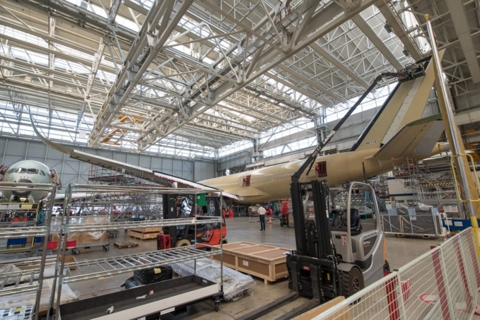 Bên trong xưởng lắp ráp khổng lồ của airbus rộng 185 mẫu đủ sức chứa cùng lúc 8 máy bay a380 - 20