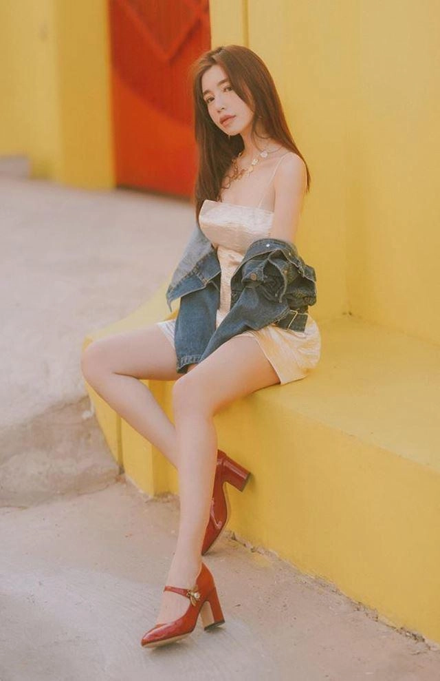 Bị chê photoshop eo quá đà elly trần tung clip khoe body nóng bỏng như tạc tượng - 9