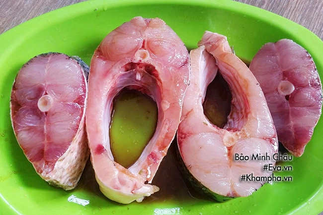 Bí quyết cho món cá trắm kho riềng thịt ba chỉ tốn cơm vô cùng - 2