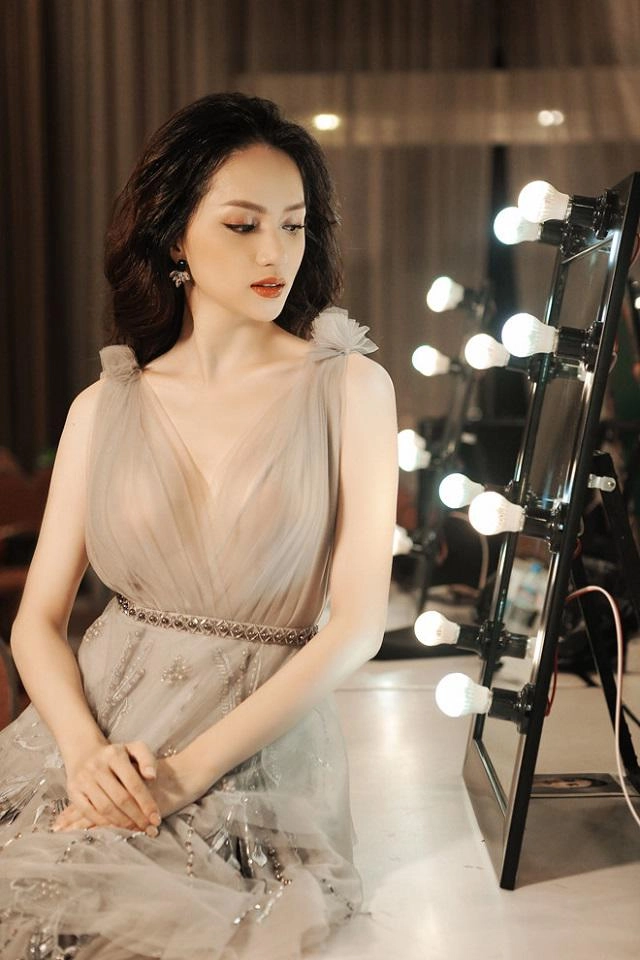 Bó tay trước muôn kiểu khoe vòng 1 của sao việt người gây tranh cãi kẻ lộ khuyết điểm - 1