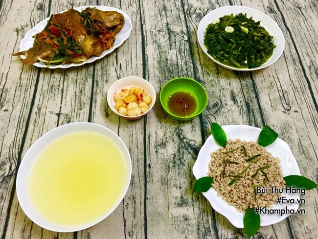 Bữa cơm chiều có cá sốt cà chua thịt rang lá chanh chồng con ăn thun thút - 1