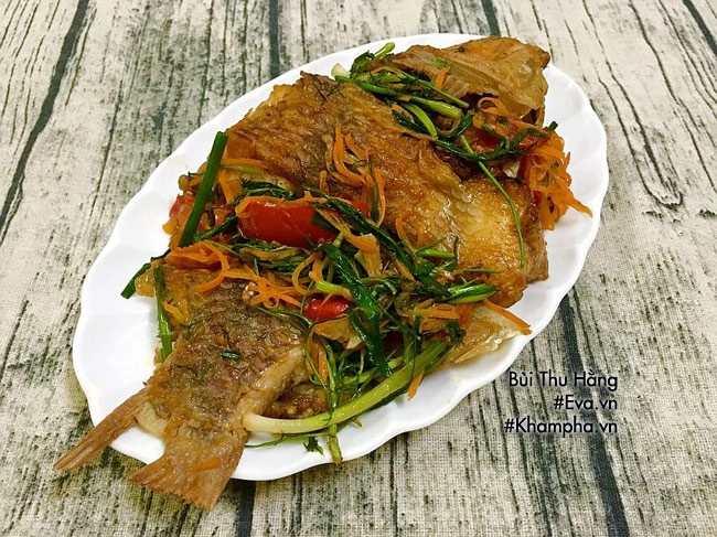 Bữa cơm chiều có cá sốt cà chua thịt rang lá chanh chồng con ăn thun thút - 2
