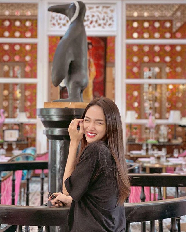 Búi tóc củ tỏi vào bếp làm nội trợ hương giang gây mê với làn da căng mịn phát sáng - 3