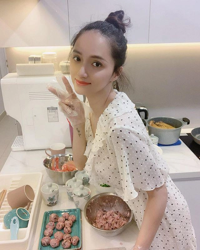 Búi tóc củ tỏi vào bếp làm nội trợ hương giang gây mê với làn da căng mịn phát sáng - 5