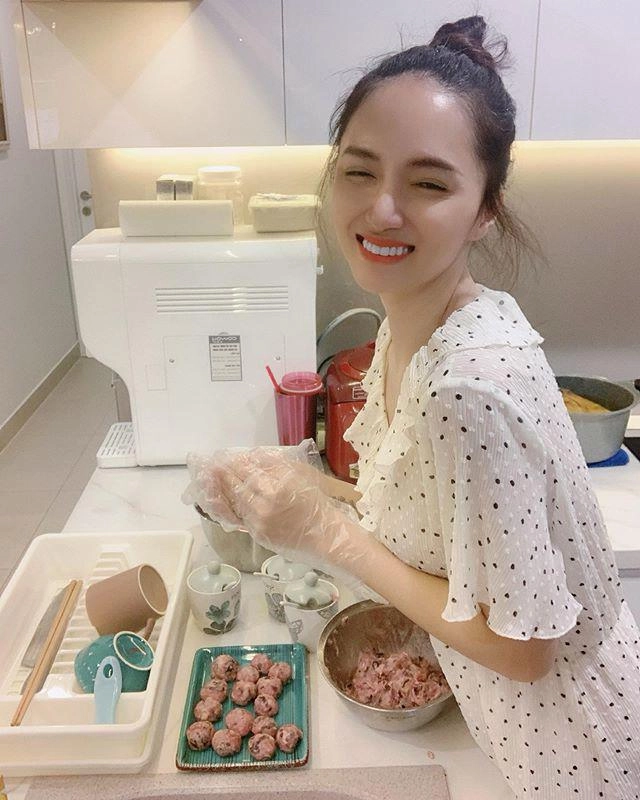 Búi tóc củ tỏi vào bếp làm nội trợ hương giang gây mê với làn da căng mịn phát sáng - 7