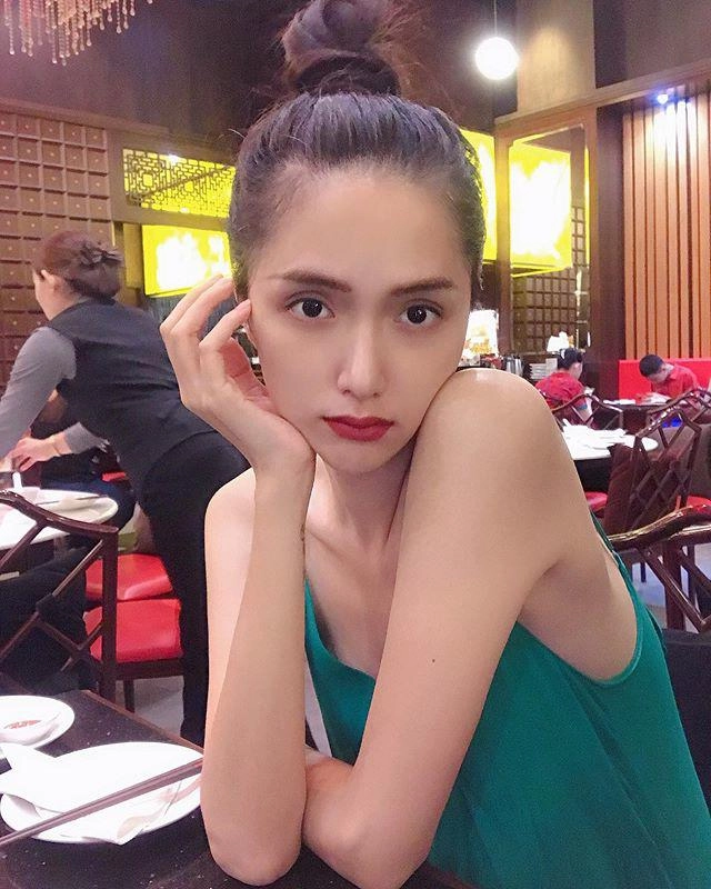 Búi tóc củ tỏi vào bếp làm nội trợ hương giang gây mê với làn da căng mịn phát sáng - 13
