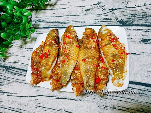 Cá mó chiên mắm tỏi đậm đà hương vị biển - 9