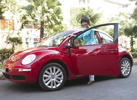  ca sĩ tóc tiên tạo dáng bên xe new beetle - 3