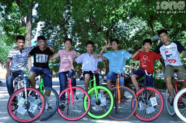 Các bạn trẻ bị hút hồn bởi những chiếc xe đạp không phanh - 1