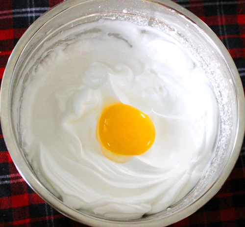 Cách làm bánh kem gà bông đẻ trứng sô cô la - 4