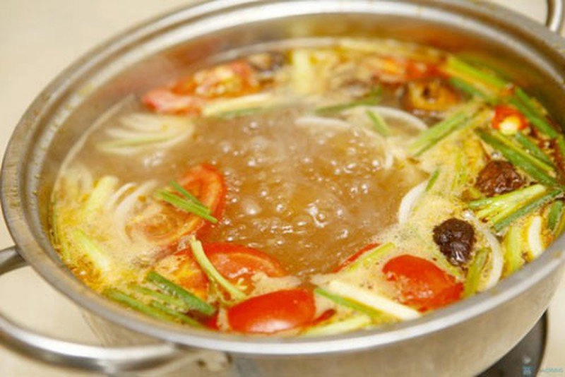 Cách nhận biết nồi nước lẩu làm từ hóa chất - 1