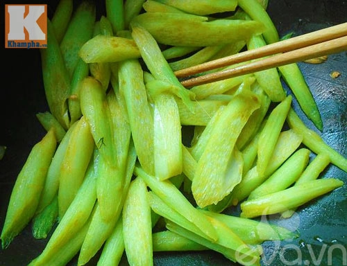 Canh chua chả cá dọc mùng tốn cơm vô cùng - 2