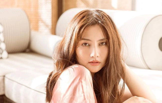 Chẳng cần phẫu thuật cằm vline những sao nữ mặt tròn này vẫn đẹp xuất sắc - 1