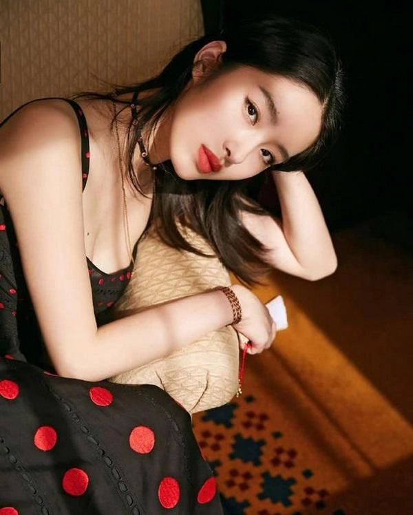 Chiêm ngưỡng nhan sắc gây sốt của tình trẻ kém 30 tuổi bố nuôi tỷ phú lưu diệc phi - 10